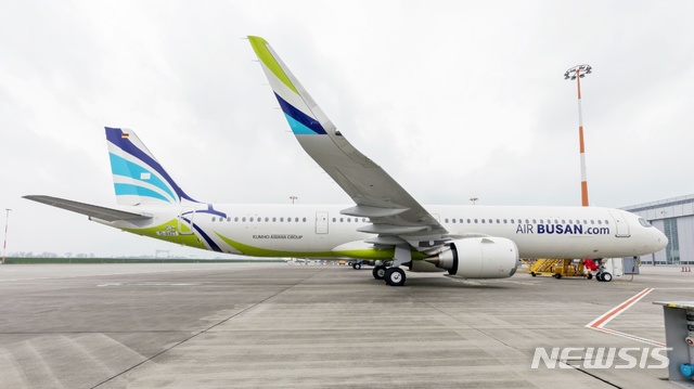 [부산=뉴시스] 에어부산이 최근 도입한 신형 항공기 에어버스의 'A321LR(Long Range)'. (사진=에어부산 제공) 