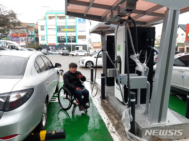 [제주=뉴시스] 교통약자를 위해 제주도가 30억원을 들여 설치한 전기차 충전소.(제주도 제공)