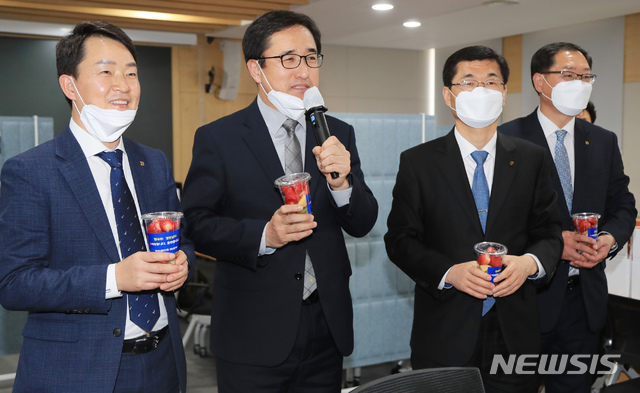 NH농협은행 경남지역본부 김한술 본부장(왼쪽에서 두번째)