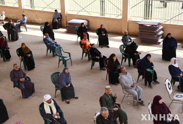 [카이로=신화/뉴시스]8일(현지시간) 이집트 카이로 북부 한 청소년센터에서 노인들이 연금을 받기 위해 사회적 거리를 두고 앉아 기다리고 있다. 이집트의 신종 코로나바이러스 감염증 확진자는 8일 기준 1560명, 사망자 87명으로 집계됐다. 2020.04.09.
