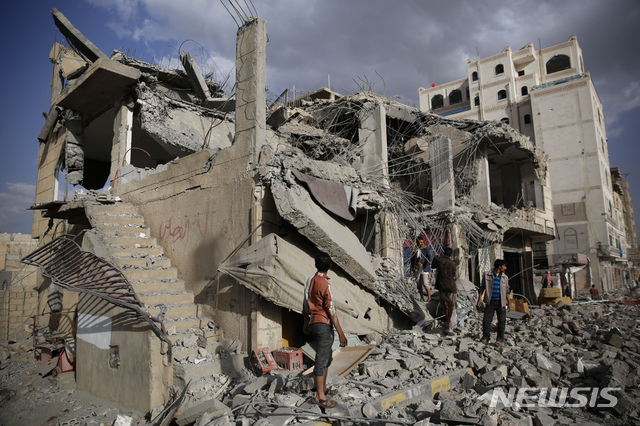 [사나(예멘)=AP/뉴시스]2016년 1월25일 예멘 사나에서 2명의 남성이 사우디아라비아가 주도한 공습으로 파괴된 주택을 샬펴보고 있다.  