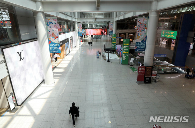 [인천공항=뉴시스] 고범준 기자 = 신종 코로나바이러스 감염증(코로나19) 사태로 면세점 업계가 큰 타격을 받고 있는 가운데 면세점 1위 롯데와 2위 신라 면세점이 인천공항 면세점 사업권을 포기했다. 사진은 9일 인천국제공항 제1터미널 면세구역이 한산한 모습을 보이고 있다. 2020.04.08. bjko@newsis.com