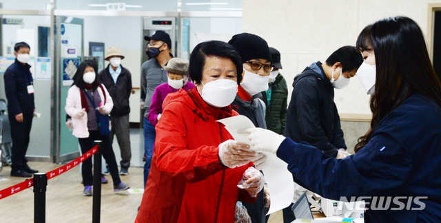 [전주=뉴시스] 김얼 기자 = 4·15 총선 사전투표 첫날인 10일 전북 전주시 완산구 평화동 평화종합사회복지관에 마련된 평화1동 사전투표소에 투표를 하기 위해 몰린 유권자들로 장내가 북적이고 있다. 2020.04.10.pmkeul@newsis.com