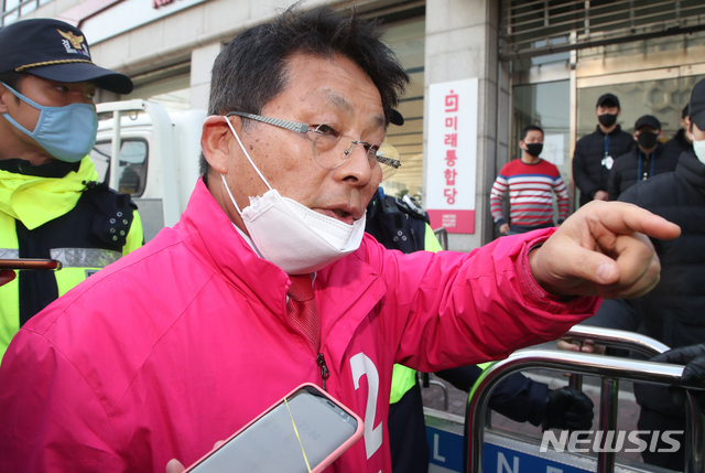 [서울=뉴시스]김명원 기자 = 막말 논란의 경기 부천시병 차명진 후보가 10일 오전 서울 영등포 미래통합당 당사에서 열리는 윤리위원회에 참석하기 위해 당사에 들어서며 기자들의 질문에 답하고 있다. 2020.04.10.  kmx1105@newsis.com