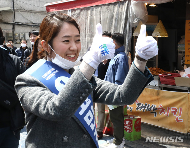 [서울=뉴시스] 전진환 기자 = 제21대 국회의원선거 광진을에 출마한 고민정 더불어민주당 후보가 지난 10일 오후 서울 광진구 화양제일시장에서 시민들에게 인사하고 있다. 2020.04.10. amin2@newsis.com