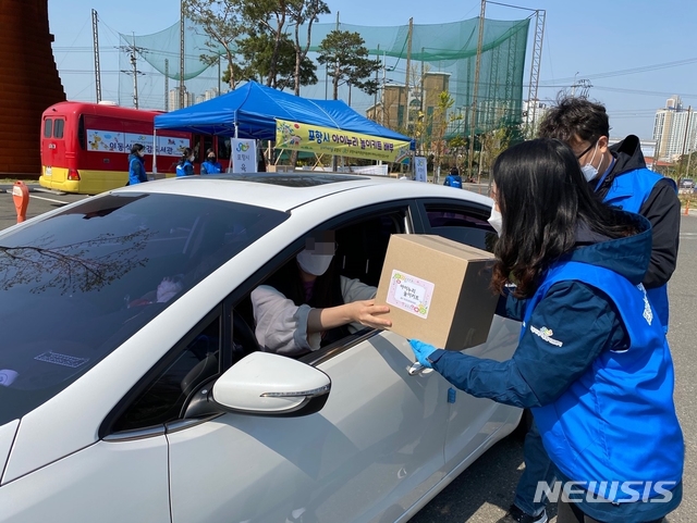 [포항=뉴시스] 강진구 기자 = 경북 포항시는 사회적 거리두기 실천으로 무료한 어린이들을 위해 지난 9일부터 육아종합지원센터 아이누리 장난감도서관 회원들에게 놀이키트를 무료로 제공해 인기를 끌고 있다고 11일 밝혔다.놀이키트는 포항시 평생학습원 1주차장 내 임시 제공소에서 드라이브스루 방식으로 배부됐다.(사진=포항시 제공) 2020.04.11. photo@newsis.com