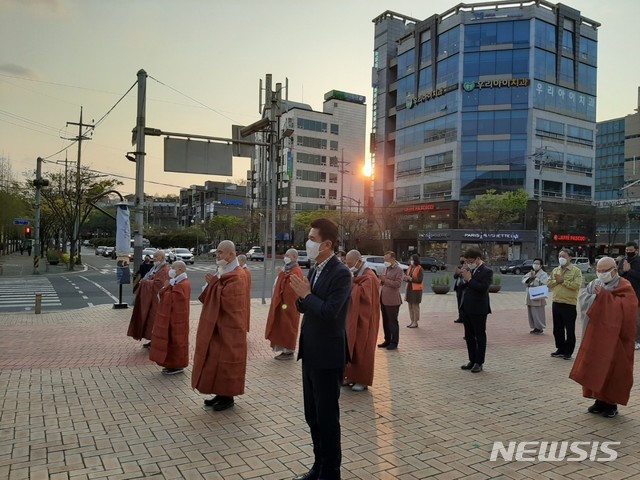 [포항=뉴시스] 강진구 기자 = 경북 포항불교사암연합회(회장 보경사 철산 주지 스님)는 10일 오후 시청 앞 광장에서 부처님오신날 기념 점등식을 개최했다.사진은 점등 행사 전경.(사진=독자제공) 2020.04.11. photo@newsis.com