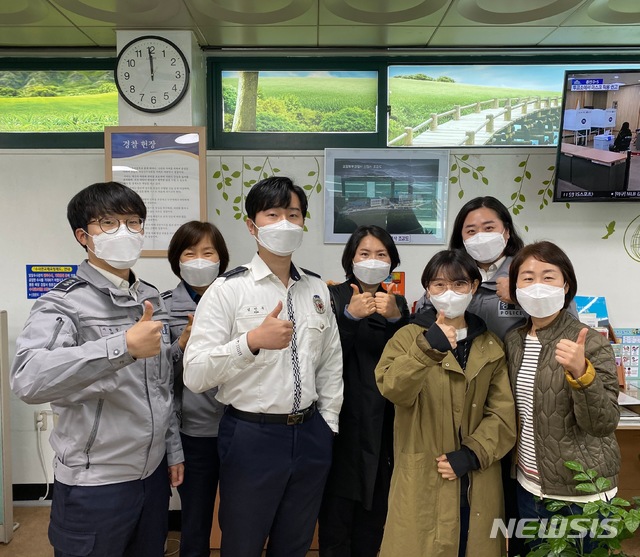 [포항=뉴시스] 강진구 기자 = 경북 포항북부경찰서(서장 정흥남)는 최근 경북경찰청에서 실시한 2020년 치안고객만족도 조사에서 도내 민원업무 분야 우수관서로 선정됐다고 11일 밝혔다.포항북부경찰서 민원업무 담당 경찰관들.(사진=포항북부경찰서 제공) 2020.04.11. photo@newsis.com