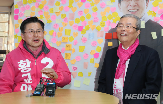 [서울=뉴시스] 고승민 기자 = 미래통합당 황교안 대표와 김종인 총괄선대위원장이 11일 서울 종로구 황교안 후보 선거사무소에서 당의 현안을 안건으로 회동하고 있다. 2020.04.11. kkssmm99@newsis.com