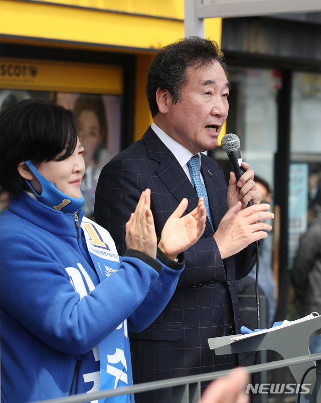 [서울=뉴시스] 김진아 기자 = 이낙연 더불어민주당 공동상임선대위원장이 11일 서울 동작구 중앙대병원 앞에서 서울 동작을 이수진 후보 지원유세를 하고 있다. 2020.04.11.  bluesoda@newsis.com