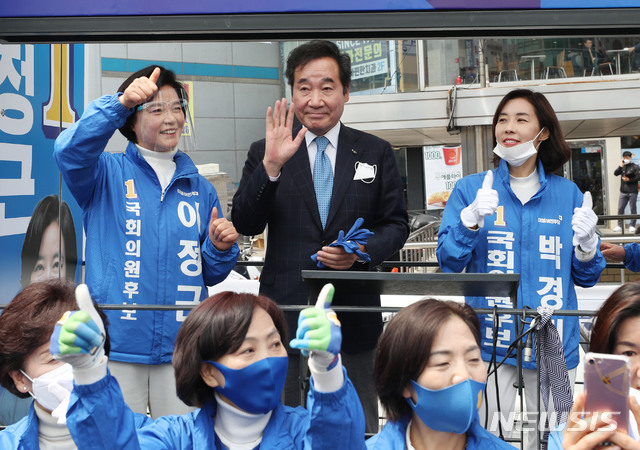 [서울=뉴시스] 김진아 기자 = 이낙연 더불어민주당 공동상임선대위원장이 11일 서울 서초구 방배역에서 서울 서초갑 이정근 후보, 서초을 박경미 후보 지원유세를 하고 있다. 2020.04.11.  bluesoda@newsis.com