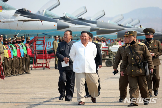 [서울=뉴시스]김정은 북한 국무위원장이 서부지구 항공 및 반항공사단 관하 추격습격기연대를 시찰했다고 12일 조선중앙TV가 보도했다. 2020.04.12. (사진=조선중앙TV 캡쳐)  photo@newsis.com