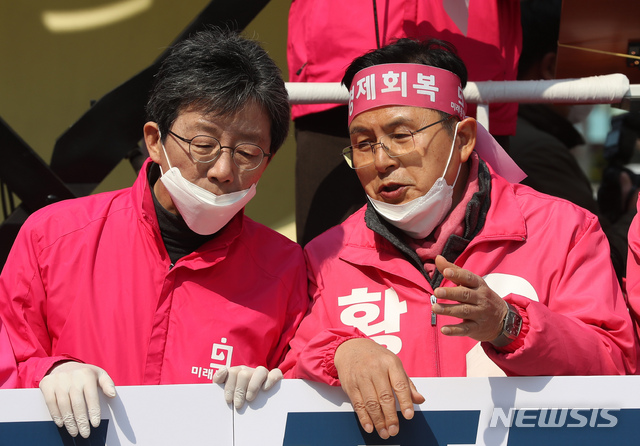 [서울=뉴시스] 고승민 기자 = 제21대 국회의원 선거에 출마하는 미래통합당 황교안 종로구 후보와 유승민 의원이 12일 서울 종로구 청계광장에서 대국민 호소 합동유세를 하던 중 대화를 하고 있다. 2020.04.12. kkssmm99@newsis.com