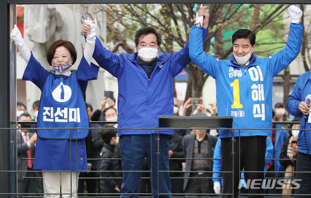 [서울=뉴시스] 김진아 기자 = 이낙연 더불어민주당 공동상임선대위원장이 12일 서울 강동구 굽은다리역 일대에서 서울 강동갑 진선미, 강동을 이해식 후보 지원유세를 하고 있다. 2020.04.12. bluesoda@newsis.com