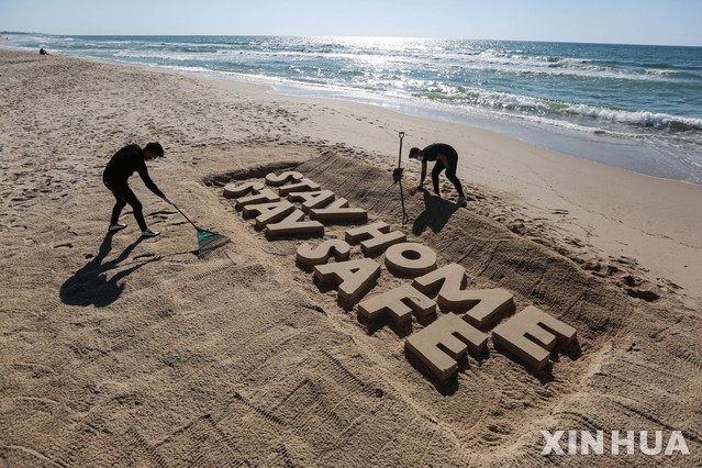  [가자시티=신화/뉴시스]12일(현지시간) 한 팔레스타인 예술가가 가자시티의 해변에 "Stay Home, Stay Safe"라는 신종 코로나바이러스 감염증(코로나19) 구호를 조각하고 있다. 팔레스타인은 코로나19 확진자 수가 290명, 사망자는 2명으로 집계됐다. 2020.04.13. 