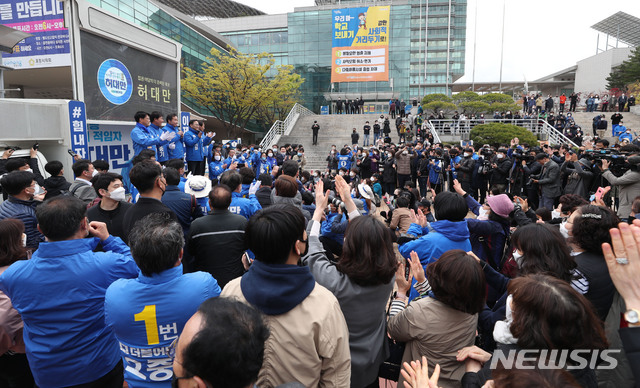 [포항=뉴시스] 김진아 기자 = 이낙연 더불어민주당 공동상임선대위원장이 13일 경북 포항시청 앞에서 경북 포항북구 오중기 후보, 포항남구울릉군 허대만 후보 지원유세를 하고 있다. 2020.04.13. bluesoda@newsis.com