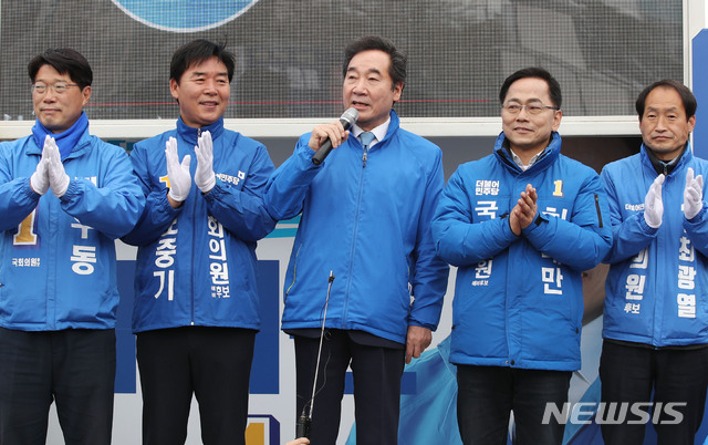 [포항=뉴시스] 김진아 기자 = 이낙연 더불어민주당 공동상임선대위원장이 13일 경북 포항시청 앞에서 경북 포항북구 오중기 후보, 포항남구울릉군 허대만 후보 지원유세를 하고 있다. 2020.04.13. bluesoda@newsis.com