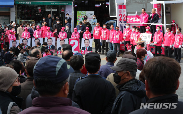 [제천=뉴시스] 장세영 기자 = 김종인 미래통합당 총괄선대위원장이 13일 충북 제천시 제천중앙시장 광장에서 열린 제21대 총선 충북 제천시단양군 엄태영 미래통합당 후보자 지원유세에서 엄태영 후보자의 지지를 호소하고 있다. 2020.04.13. photothink@newsis.com