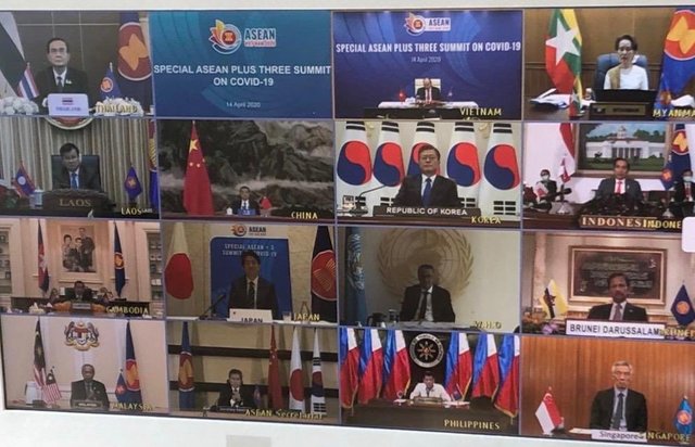 [서울=뉴시스] 테워드로스 아드하놈 거브러여수스 세계보건기구(WHO) 사무총장이 공개한 지난 4월 14일(현지시간) 동남아시아국가연합(ASEAN·아세안)+3(한·중·일) 특별 화상 정상회의 장면. 위에서 둘째줄 가운데 문재인 대통령의 모습도 보인다. 2020.4.15. <출처: WHO 사무총장 트위터>