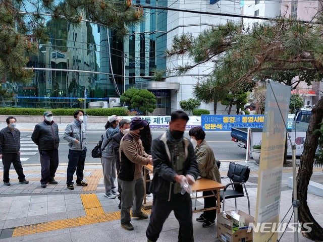 [통영=뉴시스]신정철 기자= 21대 총선 경남 통영시·고성군 국회의원 선거구 투표가 15일 오전 6시부터 총 73개 투표소에서 순조롭게 개시됐다. 이날 통영시 정량동주민센터에 마련된 정량1투표소에는 오전 6시께 코로나19의 영향으로 유권자들이 마스크를 착용하고 1m 거리두기를 하면서 투표소에 입실하고 있다. 2020.04.15.  sin@newsis.com