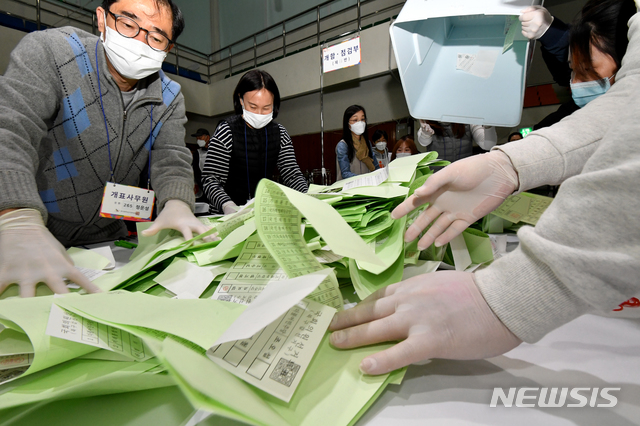 [광주=뉴시스] 신대희 기자 = 21대 국회의원선거가 치러진 15일 오후 광주 북구 용봉동 전남대 스포츠센터에서 선거관리위원회 주관으로 개표가 진행되고 있다. 2020.04.15. sdhdream@newsis.com