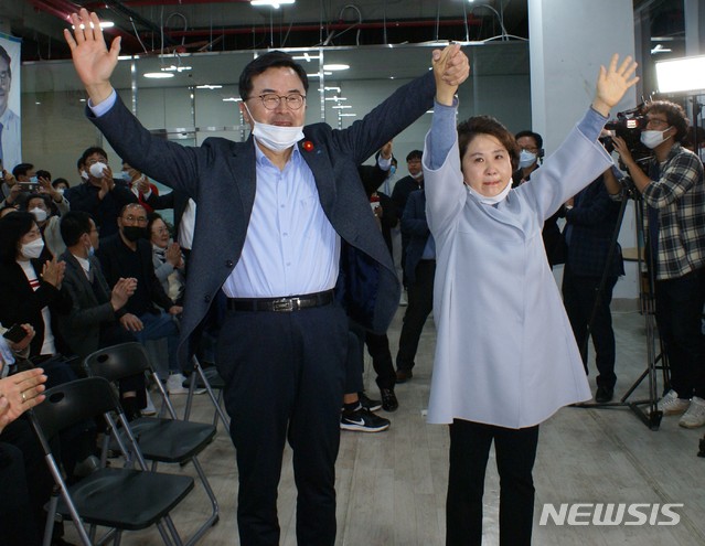 [순천=뉴시스]김석훈 기자 = 제21대 총선 투표가 끝난 15일 오후 전남 순천시 조례동 소병철 선거사무소에서 더불어민주당 소병철 후보와 부인 성순이 여사가 순천·광양·곡성·구례갑 국회의원 방송3사의 출구조사 결과를 보고 손을 들고 기뻐하고 있다. 2020.04.15. kim@newsis.com