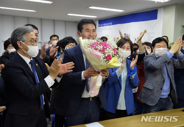 15일 오후 이원택 김제·부안 국회의원 당선자가 지지자들로부터 꽃다발을 받고 환한 미소를 띠고 있다. (사진=선거사무실) 