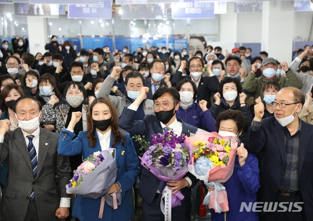 15일 오후 신영대 군산 지역구 국회의원 당선자가 가족과 함께 지지자들로부터 꽃다발을 받고 기념촬영을 하고 있다. (사진=후보 선거사무실)