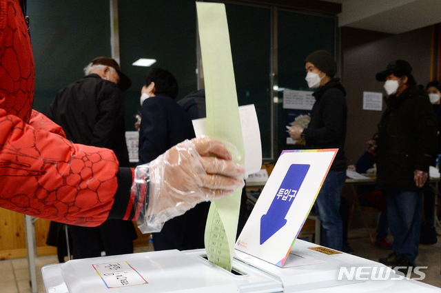 [전주=뉴시스] 김얼 기자 = 제21대 국회의원 선거가 시작된 15일 전북 전주시 전주남중학교에 마련된 평화1동 제2투표소에서 유권자들이 투표를 하고 있다. 2020.04.15.pmkeul@newsis.com
