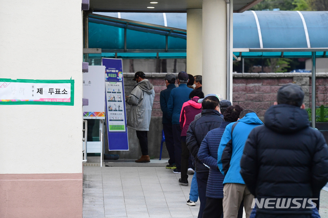 [남해=뉴시스]차용현 기자 = 4.15 총선 투표일인 15일 오전 경남 남해군 남해읍 해양초등학교에 마련된 제4투표소를 찾은 유권자들이 줄을 서 입장 순서를 기다리고 있다. 2020.04.15.  con@newsis.com