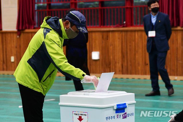 [남해=뉴시스]차용현 기자 = 4.15 총선 투표일인 15일 오전 경남 남해군 남해읍 해양초등학교에 마련된 제4투표소를 찾은 한 유권자가 투표를 하고 있다. 2020.04.15.  con@newsis.com