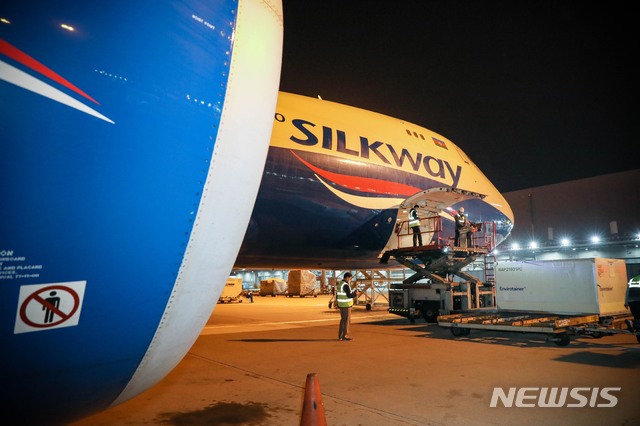 [서울=뉴시스]15일 인천공항 화물터미널에서 신종 코로나바이러스 감염증(코로나19) 진단키트를 미국에 수출하기 위해 관계자들이 화물을 적재하고 있다. (사진=외교부 제공) 2020.04.15.  photo@newsis.com