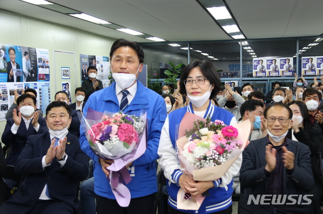 [수원=뉴시스] 15일 오후 11시께 제21대 총선에서 경기 수원 병에 출마해 재선에 성공한 김영진 당선인이 부인과 함께 기쁨을 나누고 있다. 2020.4.16. (사진=김영진 후보 캠프 제공) photo@newsis.com