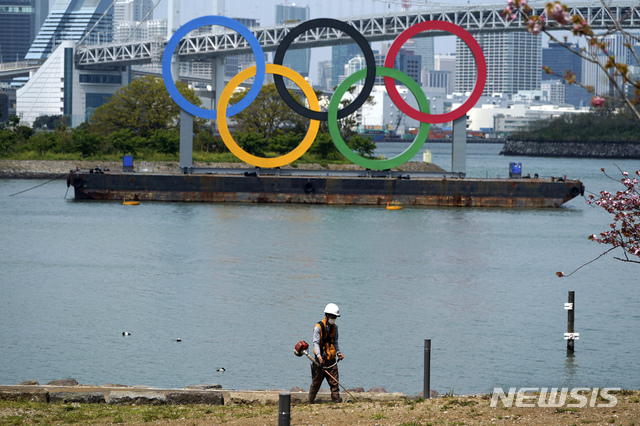 [오다이바=AP/뉴시스] 지난 16일 일본 도쿄 오다이바에 설치된 오륜기 조형물의 모습. CNN에 따르면 20일 이와타 겐타로(岩田健太郞) 고베(神戶) 대학병원 감염증 내과 교수는 온라인 기자회견을 열고 "내년에 올림픽 개최 여부도 불투명하다"고 말했다. 2020.4.20.