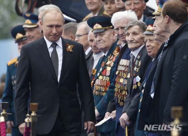 [모스크바=AP/뉴시스] 2019년 5월 9일 블라디미르 푸틴 러시아 대통령이 모스크바 붉은광장에서 열린 제2차 세계대전 승전 74주년 기념식에 참석한 모습. 2020.04.17.