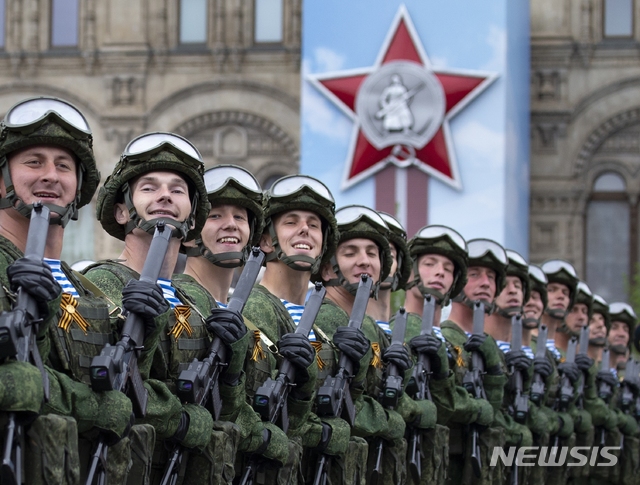 [모스크바=AP/뉴시스] 2019년 5월 9일 모스크바 붉은광장에서 열린 제2차 세계대전 승전 74주년 기념 열병식 모습. 2020.04.17.