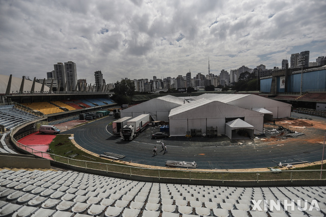 [상파울루= 신화/뉴시스] 지난 4월 브라질 상파울루 시의 한 스포츠단지내 경기장에 세워진 코로나19 임시 진료소 천막들.  