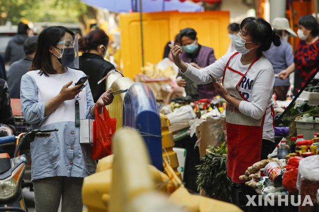 [우한=신화/뉴시스] 세계보건기구(WHO)는 10일(현지시간) 신종 코로나바이러스 감염증(코로나19)의 기원 조사하기 위해 중국으로 2명의 전문가를 파견했다고 홈페이지에 공지했다. 사진은 지난 4월 중국 후베이성 우한의 상가에서 마스크를 쓴 시민들이 식료품을 구매하는 모습. 2020.7.11.