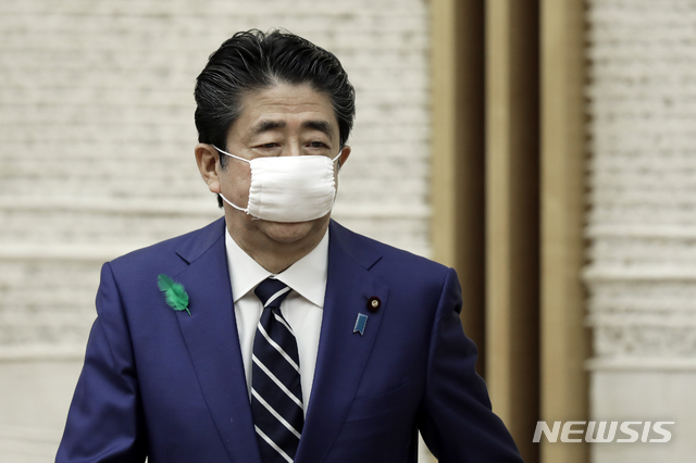 [도쿄=AP/뉴시스]아베 신조 일본 총리가 지난달 4월 17일 총리 관저에서 이른바 '아베노마스크'를 쓴 채 기자회견을 하기 위해 들어서고 있다. 2020.04.21. 