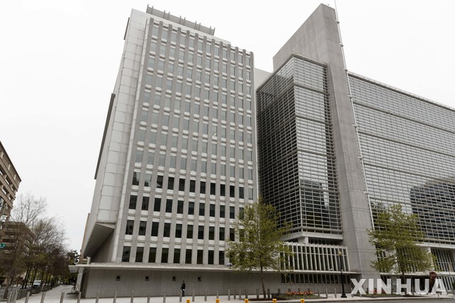 [워싱턴=AP/뉴시스]미국 워싱턴 중심가에 있는 세계은행그룹의 본사 건물. 2021.09.16.