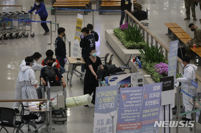 [인천공항=뉴시스] 조수정 기자 = 신종 코로나바이러스 감염증(코로나19)으로 발이 묶였던 아프리카 케냐, 수단, 르완다, 세네갈, 가나, 부룬디, 기니, 우간다, 코트디부아르 등 9개국 우리나라 교민 등이 에티오피아 아디스아바바 볼레국제공항에서 출발한 일본 전세 항공편을 타고 19일 오후 인천국제공항 1터미널을 통해 귀국하고 있다. 2020.04.19. chocrystal@newsis.com