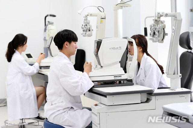 대구가톨릭대 안경광학과 시과학센터에서 학생들이 실습수업을 하고 있다.