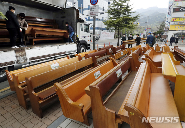 [과천=뉴시스] 최동준 기자 = 신천지 과천총회본부 관계자들이 20일 경기 과천시 한 상가빌딩에 불법 용도변경해 사용 중이던 예배당 의자를 옮기고 있다. 신천지 과천총회본부는 과천시가 신천지 예배당 위법 시설에 원상회복 이행강제금을 부과하기로 하자 자진 철거하겠다고 밝혔다. 2020.04.20.  photocdj@newsis.com