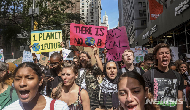 [뉴욕=AP/뉴시스] 지난해 9월20일(현지시간) 미국 뉴욕에서 기후변화 대책을 촉구하는 시위가 열린 모습이다. 2020.09.16. 