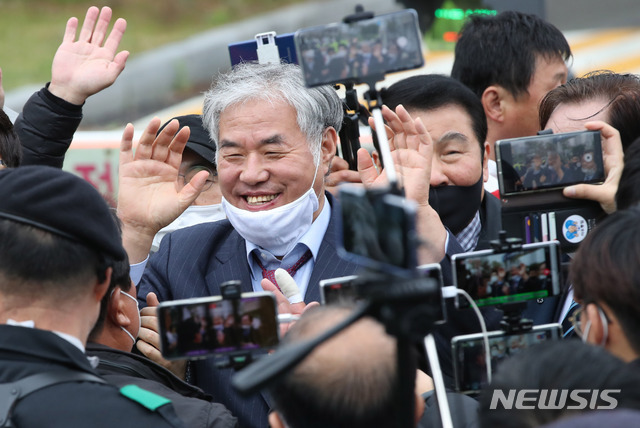 [의왕=뉴시스] 고범준 기자 = 전광훈 사랑제일교회 대표목사가 지난 4월20일 오후 경기 의왕 서울구치소에서 보석으로 풀려나고 있다. 2020.04.20. bjko@newsis.com