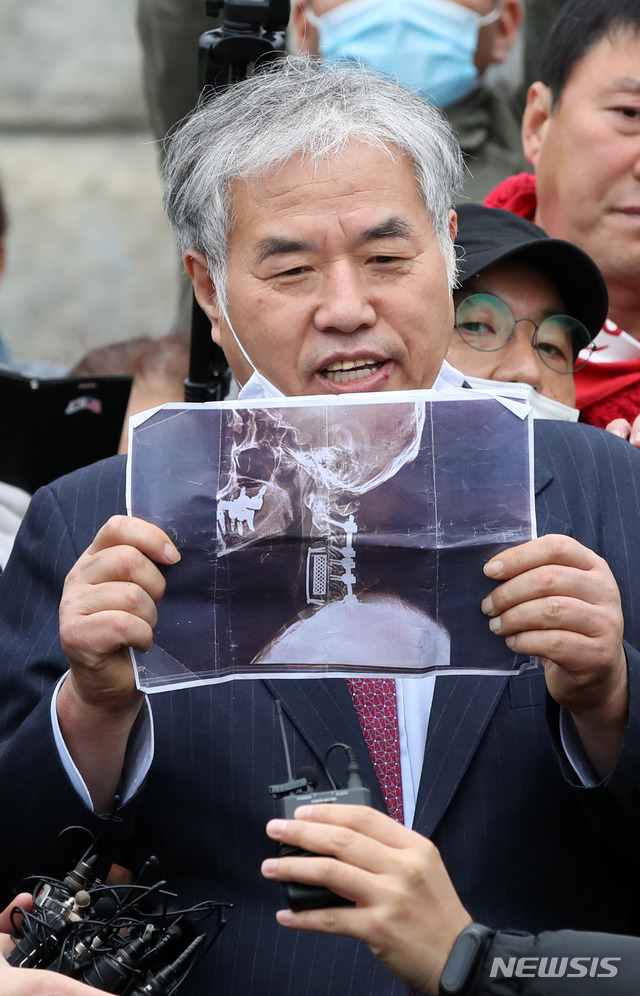 [의왕=뉴시스] 고범준 기자 = 공직선거법 위반 등 혐의로 구속된 전광훈 목사가 지난달 20일 오후 경기도 의왕시 서울구치소에서 보석으로 풀려난 가운데 취재진 질문에 답변하고 있다. 2020.04.20. bjko@newsis.com