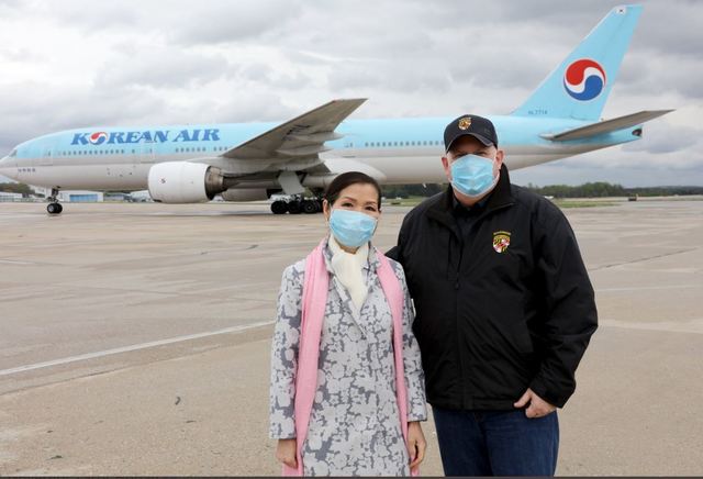 [서울=뉴시스] 래리 호건 미국 메릴랜드주지사(오른쪽)와 유미 호건 여사가 지난 4월, 한국에서 공수한 진단키트를 싣고 온 항공기 앞에서 포즈를 취하고 있다. (사진=래리 호건 트위터) 2020.7.17