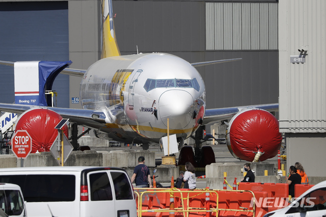 [시애틀=AP/뉴시스] 지난해4월20일(현지시간) 미 워싱턴주 랜튼의 보잉 생산공장에서 근로자들이 보잉 737 여객기 근처에서 작업하고 있다. 2021.01.08.