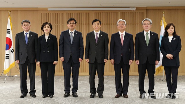 [서울=뉴시스]이주열 한국은행 총재가 21일 서울 중구 한국은행에서 열린 신임 금융통화위원회 위원 취임식에 참석해 위원들과 기념촬영을 하고 있다. 왼쪽부터 윤면식 한국은행 부총재, 서영경 금통위원, 주상영 금통위원, 이주열 총재, 조윤제 금통위원, 고승범 금통위원, 임지원 금통위원. (사진=한국은행 제공) 2020.04.21.  photo@newsis.com