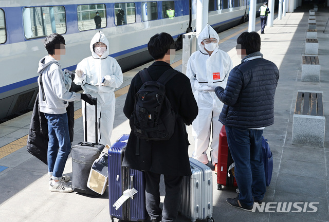 [대전=뉴시스] 대전시가 해외에서 입국해 대전역에 도착한 시민들을 격리시설로 안내하고 있다. 